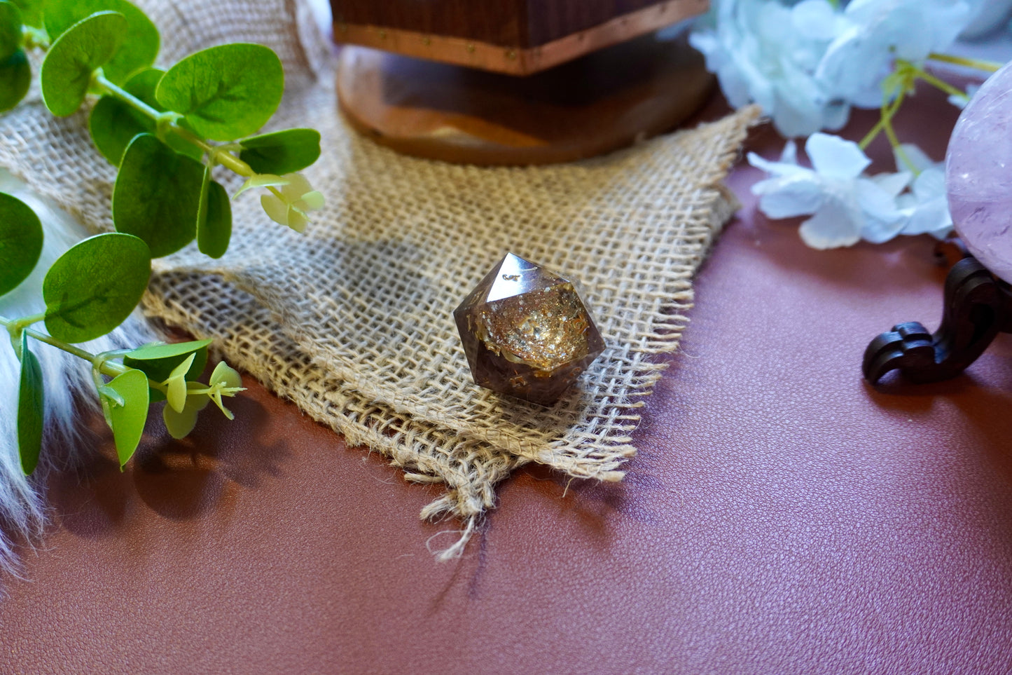 Gold treasure geode D20 chunk